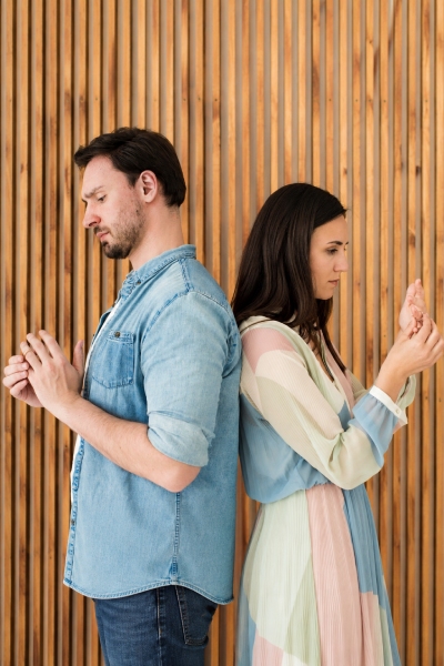 Couple dos &agrave; dos lors d&rsquo;une s&eacute;paration